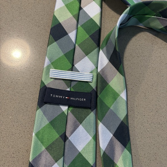 Tommy Hilfiger Silk Festive Plaid Tie Men's Classic Design Green Blue - Picture 2 of 4